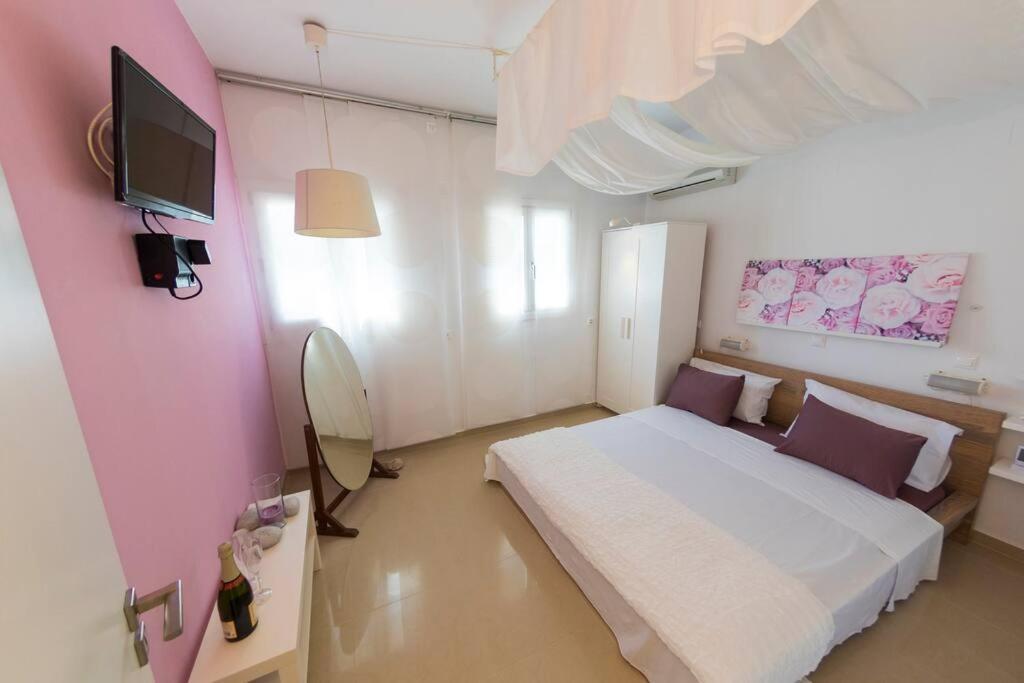 Uno Beachfront Suite Livadia  Exterior photo